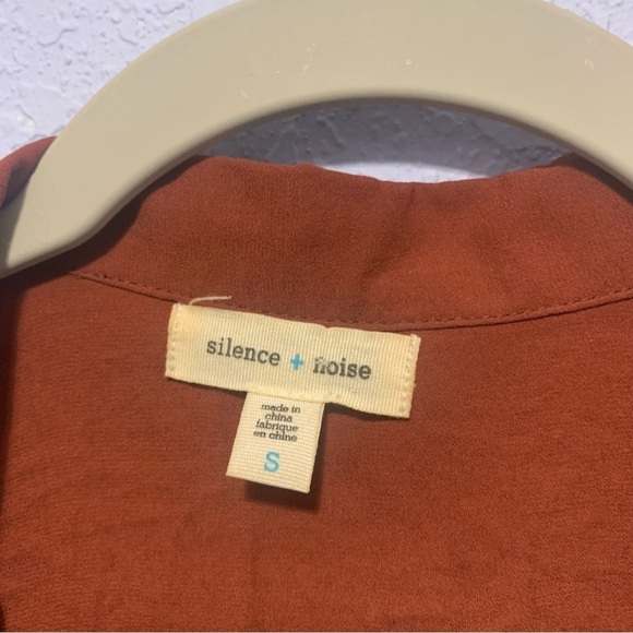 Silence + Noise Cross Wrap Front Top - Picture 3 of 6